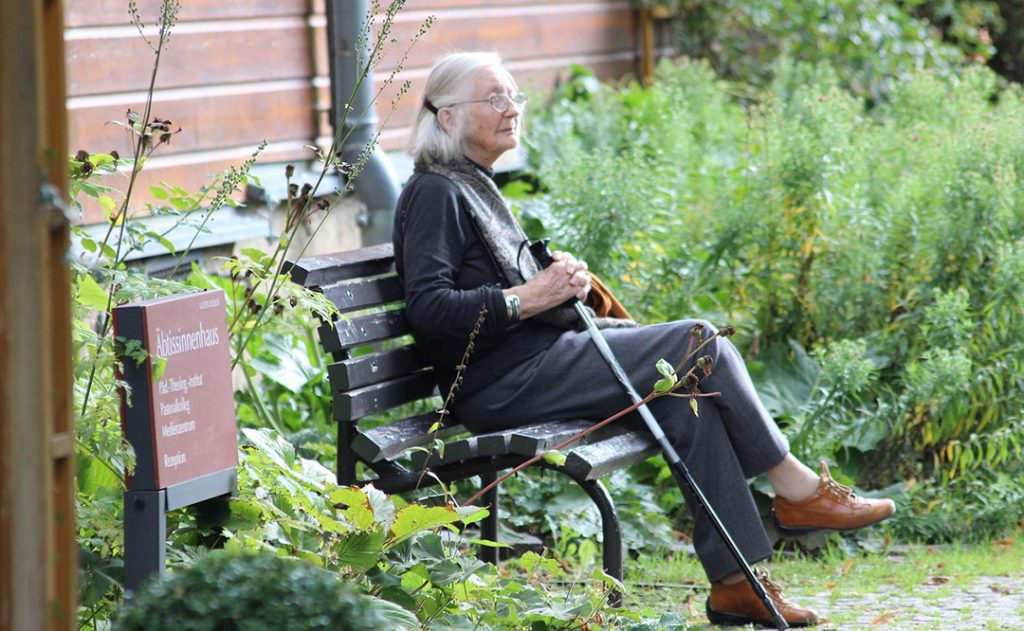 anciana sentada en un jardín