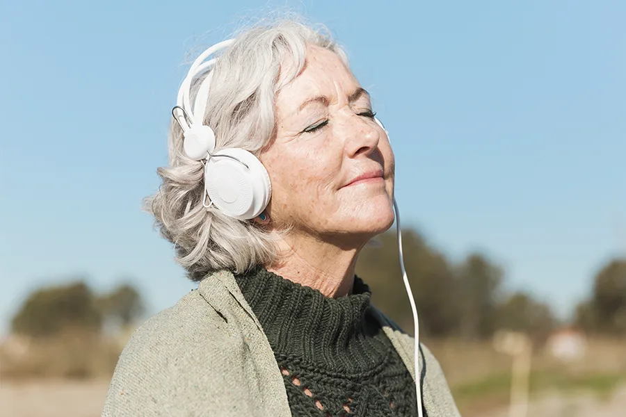 mujer mayor con auriculares