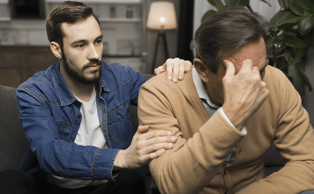 hijo adulto consolando a su padre con alzheimer