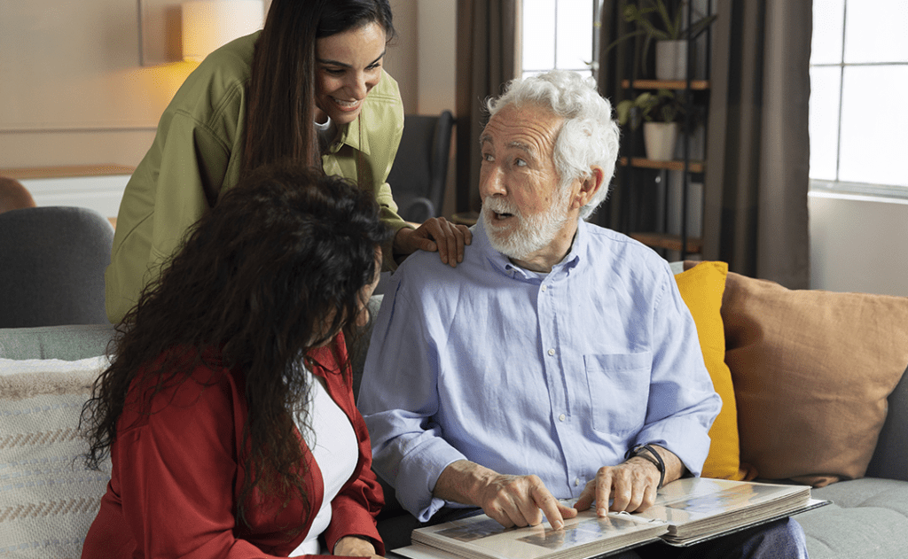 abuelo con alzheimer mirando fotos