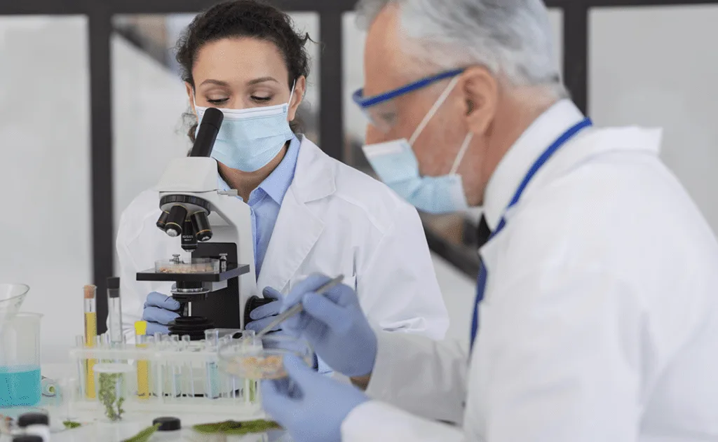 científicos estudiando alzheimer