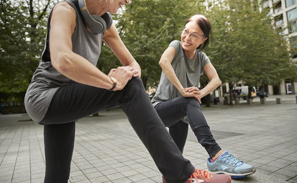 mujeres adultas realizando deporte al aire libre