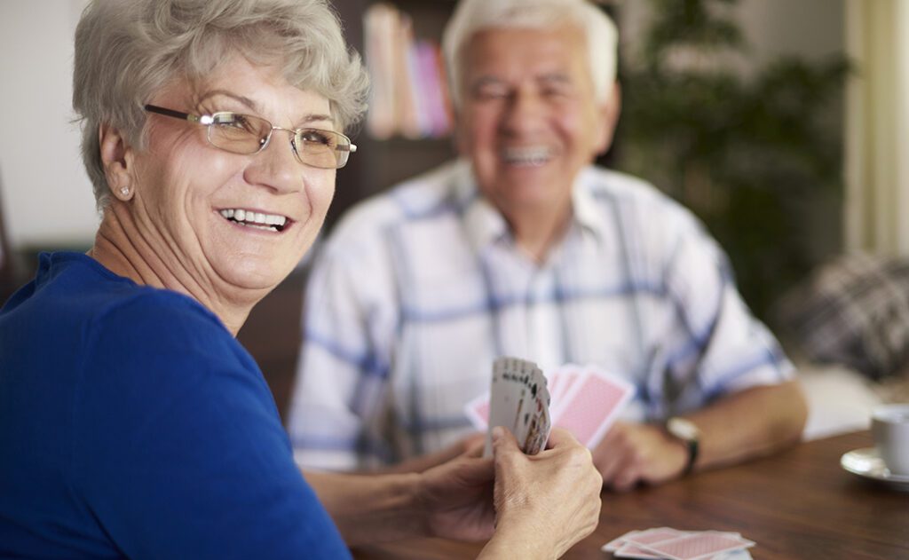 2 ancianos jugando bridge