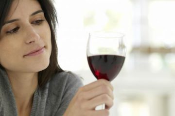 ¿Por qué deberías tomar vino ahora que tienes 20?