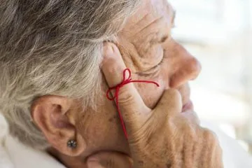Descubren cómo se forman en el cerebro las placas del Alzheimer