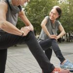 mujeres adultas realizando deporte al aire libre