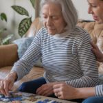 mujer con dependencia cognitiva jugando rompecabeza