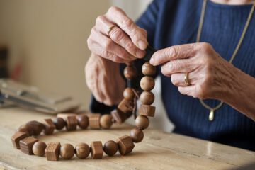 5 manualidades sencillas para estimular la memoria de personas con Alzheimer