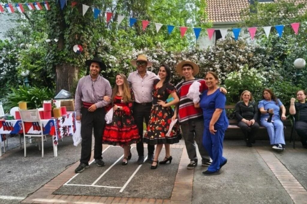 Pareja de cueca y equipo celebrando el Dieciocho en Villa Soleares