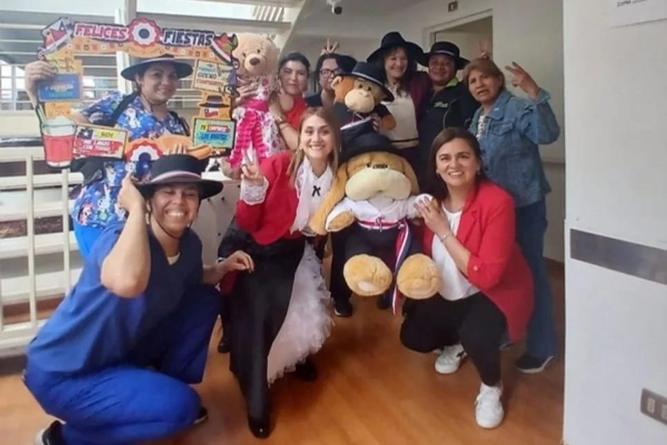 Equipo de cuidadores de Villa Soleares celebrando Fiestas Patrias