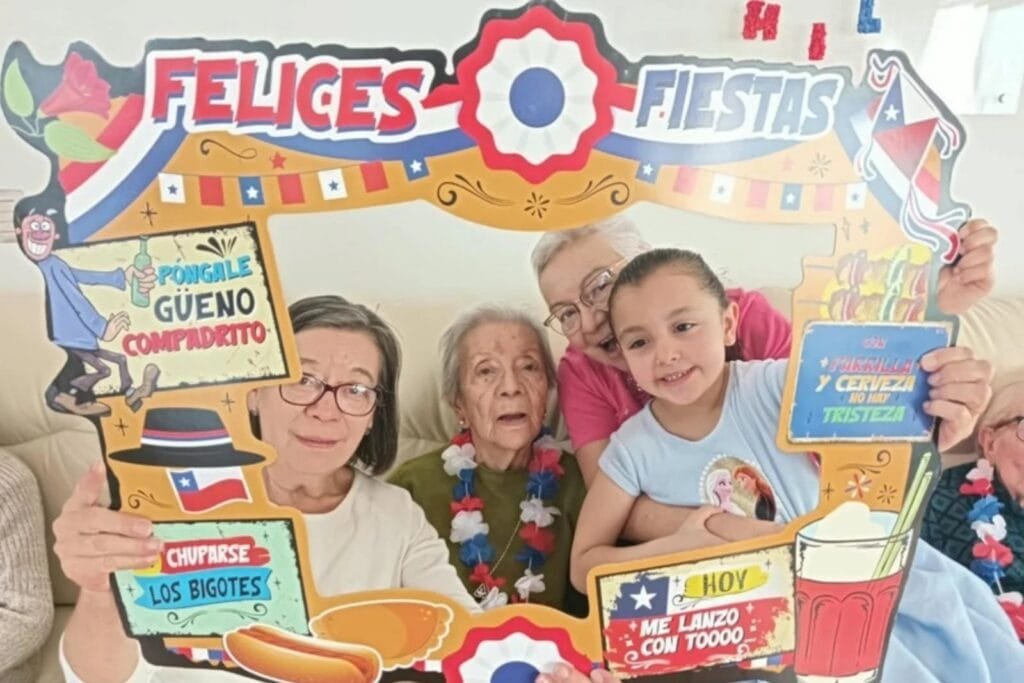 Familia celebrando el Dieciocho junto a su abuela en Villa Soleares