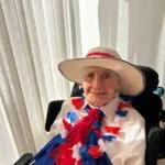 Residente de Villa Soleares celebrando Fiestas Patrias